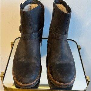 UGG Women’s Camren Leather boots